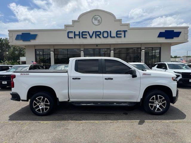 2019 Chevrolet Silverado 1500 LT Trail Boss in Summit White — front three-quarter view
