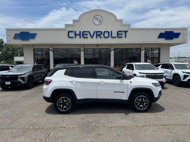 2025 Jeep Compass Trailhawk in White — front three-quarter view
